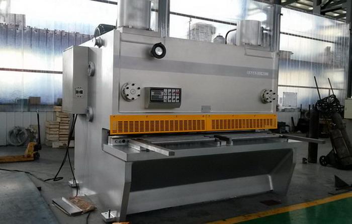 QC11K CNC ترچھا گلوٹین 30 × 2500