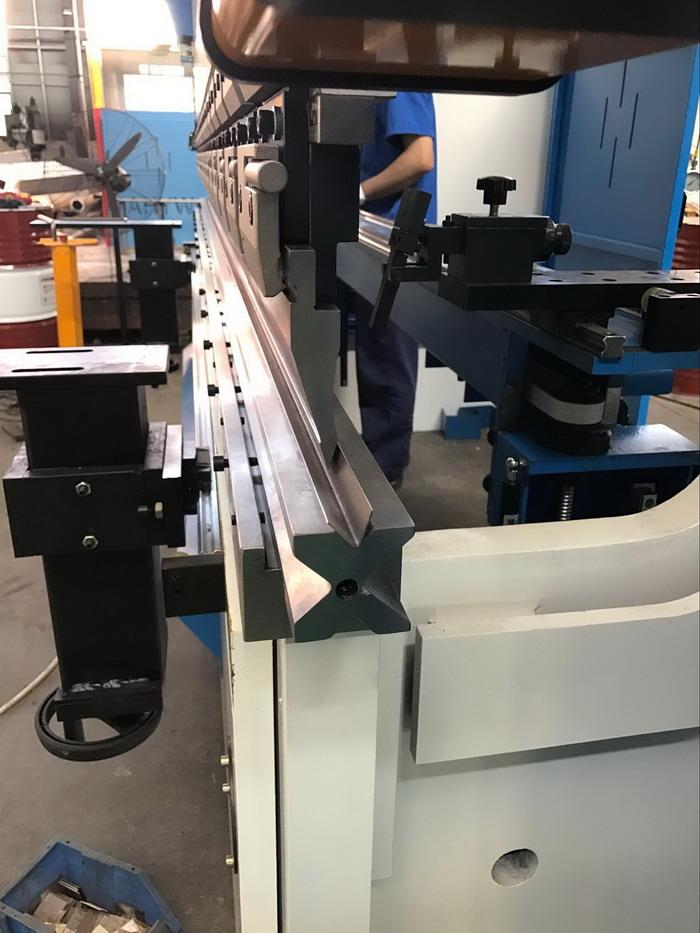 European standard top punch and 4v DIE Yawei Italy pressbrake